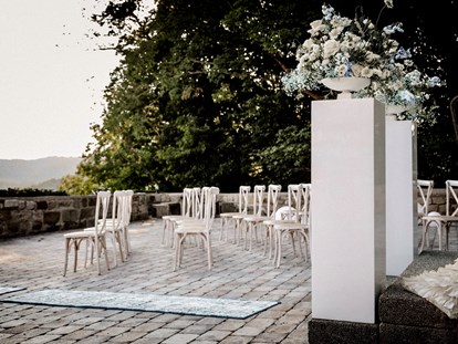 Hochzeit - Umgebung: in den Bergen - Trauung auf der Terrasse der Burg Waldenstein im Schwäbischen Wald.  - Waldenstein Events