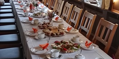 Hochzeit - Umgebung: am Land - Beiersdorf - Kaffeetafel mit Herbstdekoration - Bergwirtschaft Bieleboh Restaurant & Hotel
