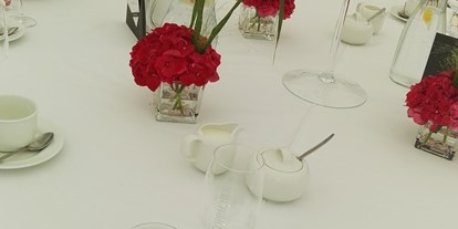 Hochzeit - Preisniveau: günstig - Runde Tische zum ausleihen für unsere Terrasse - Bergwirtschaft Bieleboh Restaurant & Hotel