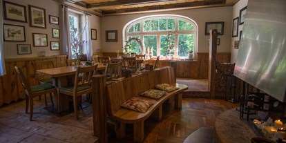 Hochzeit - Umgebung: am Land - Beiersdorf - Kaminzimmer - Bergwirtschaft Bieleboh Restaurant & Hotel