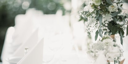 Hochzeit - Frühlingshochzeit - Mittelburgenland - Eine festlich gedeckte Hochzeitstafel im Gasthof Zankl. - Gasthof & Seecsarda Emil Zankl