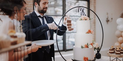 Hochzeit - Hochzeits-Stil: Industrial - Der Tortenanschnitt bei der Trauung im Sendlhofer's  - Sendlhofer's