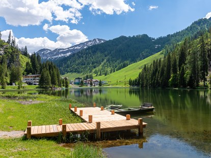 Hochzeit - nächstes Hotel - Steg am am See mit wundervollem Bergpanorama  - Garnhofhütte