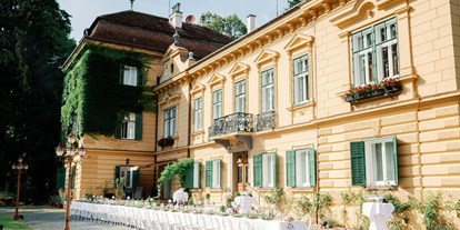 Hochzeit - Art der Location: Villa - Österreich - Hausansicht mit Italienischer Tafel im Vordergrund - Palais Kneissl