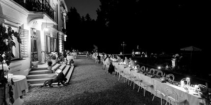 Hochzeit - Ladestation für Elektroautos - Hausansicht mit Italienischer Tafel im Vordergrund bei Nacht - Palais Kneissl