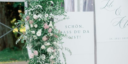 Hochzeit - Hochzeitsessen: À la carte - Österreich - Zelt mit Wilkommenstafel - Palais Kneissl