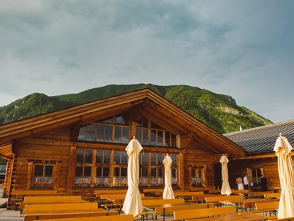 Hochzeit - Candybar: Donutwall - Vorarlberg - Die große Terrasse des Alpengasthof Muttersberg bietet Platz für bis zu 300 Hochzeitsgäste. - Alpengasthof Muttersberg