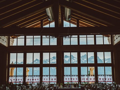 Hochzeit - Umgebung: in den Bergen - Der herrliche Ausblick vom Festsaal ist eines der vielen Highlights am Alpengasthof Muttersberg. - Alpengasthof Muttersberg
