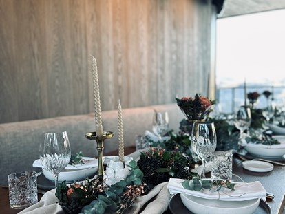Hochzeit - Geeignet für: Firmenweihnachtsfeier - Altenmarkt im Pongau - gedeckter Brauttisch - deck7 - Rooftop Haven Mountain Retreat