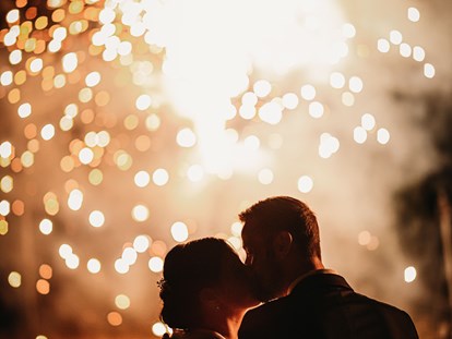 Hochzeit - Umgebung: am Land - Margarethen am Moos - Ein Feuerwerk rundet die Hochzeitsfeierlichkeiten ab. - WEINGUT LEO HILLINGER