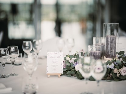Hochzeit - Umgebung: in Weingärten - Burgenland - Eine stylisch gedeckte Hochzeitstafel im Weingut Leo HILLINGER. - WEINGUT LEO HILLINGER
