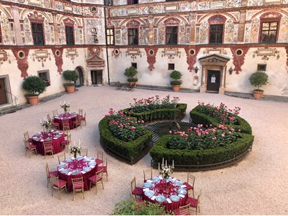 Hochzeit - Ladestation für Elektroautos - Kleines, exklusives Abendessen im Renaissance Innenhof - Schloss Tratzberg