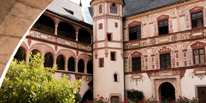 Hochzeit - Art der Location: ausgefallene Location - Innenhof - Schloss Tratzberg