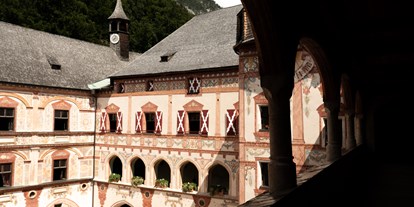Hochzeit - Art der Location: Eventlocation - Blick vom 2. Stock in den Innenhof - Schloss Tratzberg