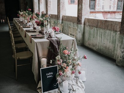 Hochzeit - Candybar: Saltybar - Österreich - Lange Tafel in den überdachten Arkaden mit Blick in den Innenhof - Schloss Tratzberg