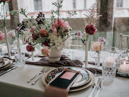 Hochzeit - Hochzeitsessen: Catering - Österreich - Blick von der langen Tafel in den Innenhof - Schloss Tratzberg