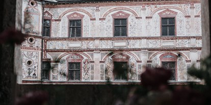 Hochzeit - Art der Location: ausgefallene Location - Blick von der langen Tafel auf den Arkaden rein in den Renaissance Innenhof - Schloss Tratzberg