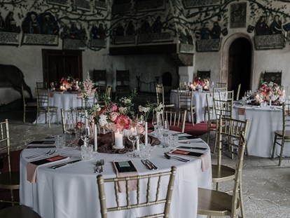 Hochzeit - Hochzeitsessen: Buffet - Österreich - Beispiel Set-Up einiger runder Tische im Habsburgersaal - Schloss Tratzberg
