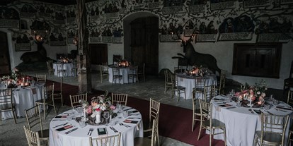 Hochzeit - Art der Location: ausgefallene Location - Überblick einiger Tische im 180m2 Habsburgersaal - Schloss Tratzberg