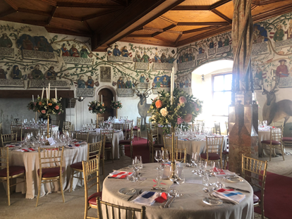Hochzeit - Hochzeitsessen: 5-Gänge Hochzeitsmenü - Beispiel Set-Up einiger runder Tische im Habsburgersaal - Schloss Tratzberg