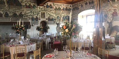 Hochzeit - Art der Location: ausgefallene Location - Beispiel Set-Up einiger runder Tische im Habsburgersaal - Schloss Tratzberg