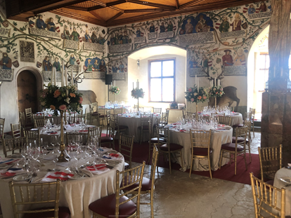 Hochzeit - Art der Location: privates Anwesen - Hainzenberg - Beispiel Set-Up einiger runder Tische im Habsburgersaal - Schloss Tratzberg