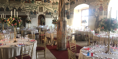 Hochzeit - Art der Location: ausgefallene Location - Beispiel Set-Up einiger runder Tische im Habsburgersaal - Schloss Tratzberg