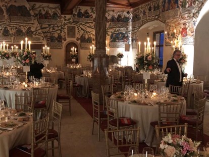 Hochzeit - Trauung im Freien - Hall in Tirol - Überblick einiger Tische im 180m2 Habsburgersaal am Abend - Schloss Tratzberg