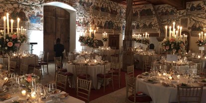 Hochzeit - Art der Location: ausgefallene Location - Überblick einiger Tische im 180m2 Habsburgersaal am Abend - Schloss Tratzberg