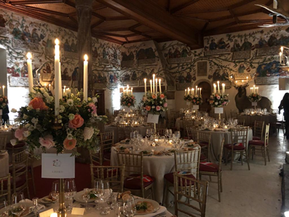 Hochzeit - Hochzeits-Stil: Boho-Glam - Stumm - Überblick einiger Tische im 180m2 Habsburgersaal am Abend - Schloss Tratzberg