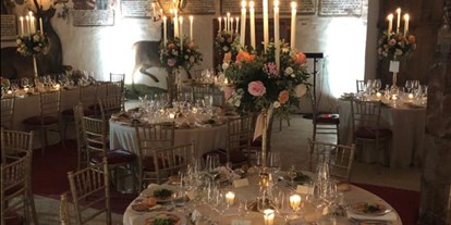 Hochzeit - Art der Location: ausgefallene Location - Beispiel Set-Up einiger runder Tische im Habsburgersaal am Abend - Schloss Tratzberg