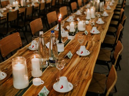 Hochzeit - Hochzeitsessen: Catering - Eine Hochzeitstafel für eure Hochzeit. Schlicht, modern, chic. - Hazelriver One