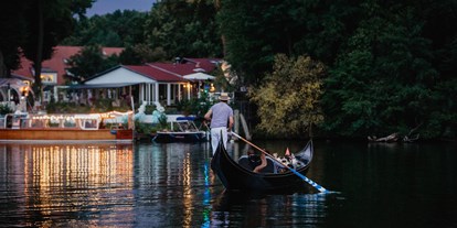 Hochzeit - Hochzeits-Stil: Vintage - Ein wunderschöner Blick auf Richtershorn am See in der Abenddämmerung mit einem unserer Dienstleister im Vordergrund - einer echten venezianischen Gondel - Richtershorn am See