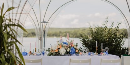 Hochzeit - Art der Location: Strand - Eine bunt geschmückte Hochzeitstafel auf unserer Wasserterrasse unter einem anmietbaren Kuppelzelt - Richtershorn am See