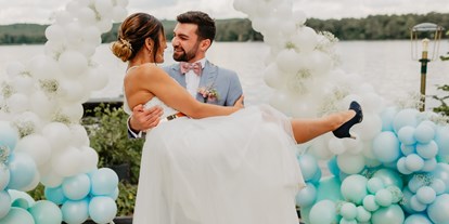 Hochzeit - Hochzeits-Stil: Vintage - Ein glückliches Paar nach der freien Trauung auf unserem Tiny Beach mit einer festlichen Ballon Dekoration im Hintergrund - Richtershorn am See