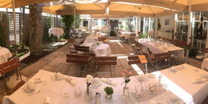 Hochzeit - Art der Location: Scheune - Bayern - Kaffee & Kuchen auf der Terrasse  - Landgasthof Demharter