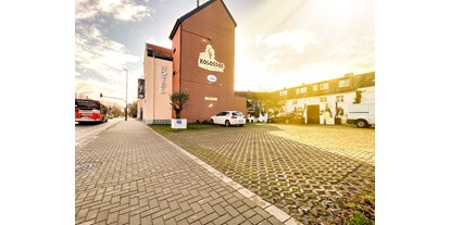 Hochzeit - Hochzeits-Stil: Industrial - Duisburg - Parkplatz - Hotel und Restaurant Kolossos in Neuss am Rhein