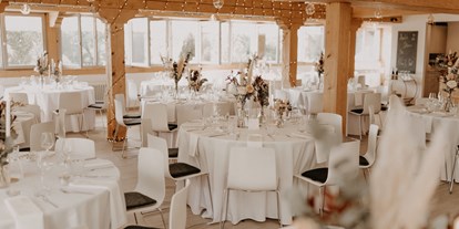Hochzeit - Herbsthochzeit - Karlsbad - Unser Saal mit runden Tischen - Kitchen & Soul