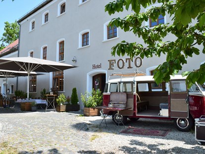 Hochzeit - barrierefreie Location - Der Gastgarten des Stanglbräu bei Regensburg mit Retro-Bulli als Fotobooth. - Stanglbräu