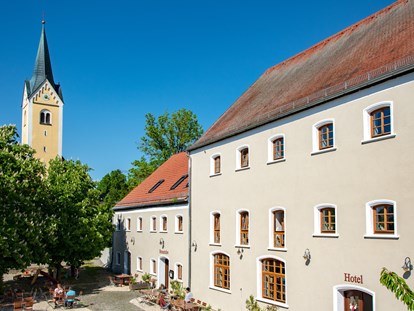 Hochzeit - Hochzeits-Stil: Modern - Das Stanglbräu mit Gastgarten liegt in unmittelbarer Nähe zur Kirche.  - Stanglbräu
