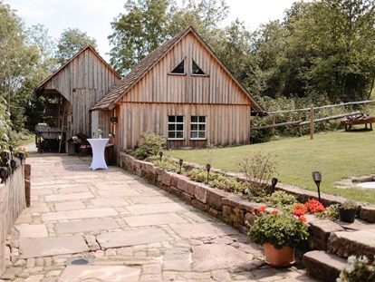 Hochzeit - Hochzeits-Stil: Vintage - Weissach (Böblingen) - Blick auf den Eselstall- der Außenbereich eignet sich ideal für einen entspannten Aperitifempfang - Theurerhof