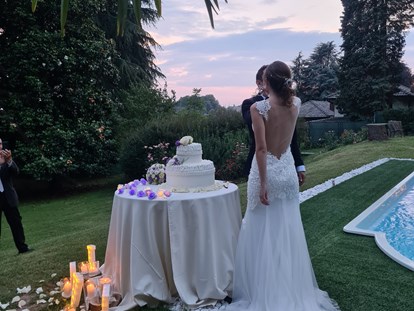 Hochzeit - Fotobox - Kuchenschneiden am Pool - Villa Sofia Italy