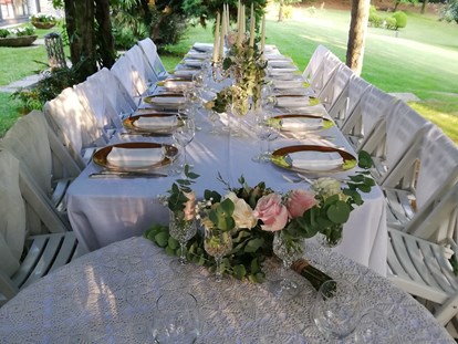 Hochzeit - externes Catering - kaiserlicher Tisch unter einer Glyzinienpergola - Villa Sofia Italy