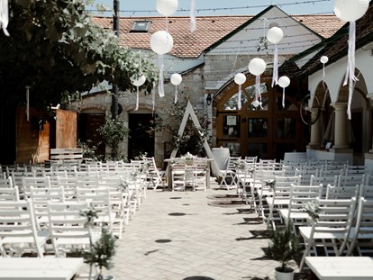 Hochzeit - Kirche - Trauung im Innenhof - LISZT – Weingut.Heurigen.Manufaktur