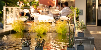 Hochzeit - Art der Location: Hotel - Burgau (Burgau) - Wasserpiele im bunten Restaurant + Kunsthotel Malerwinlk in der schönen STeiermark - Malerwinkl Restauarnt + Kunsthotel