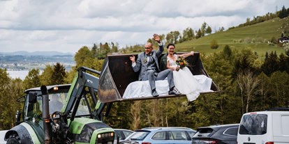 Hochzeit - Oberösterreich - Die weiße Kutsche und den roten Porsche hat jeder. Am Feldbauernhof gehts daher mit dem Traki zur Trauung. - Feldbauernhof