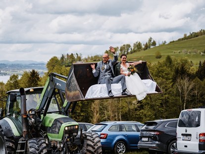Hochzeit - Umgebung: in den Bergen - Oberösterreich - Die weiße Kutsche und den roten Porsche hat jeder. Am Feldbauernhof gehts daher mit dem Traki zur Trauung. - Feldbauernhof