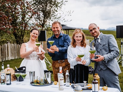 Hochzeit - Umgebung: in den Bergen - Oberösterreich - Am Feldbauernhof könnt ihr euren eigenen Hochzeitscocktail mit dem Cocktailmeister persönlich mixen. - Feldbauernhof
