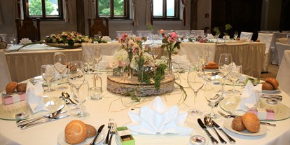 Hochzeit - Art der Location: Bauernhof/Landhaus - Tirol - Milser Stadl, runde Tische, Blick auf die Hochzeitstafel - Trofana Tyrol