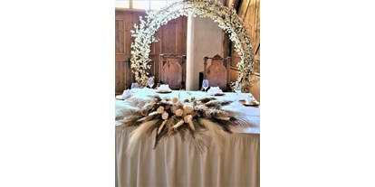Hochzeit - Art der Location: Bauernhof/Landhaus - Tirol - Milser Stadl, kleine Hochzeitstafel (Sweetheart-Table) - Trofana Tyrol